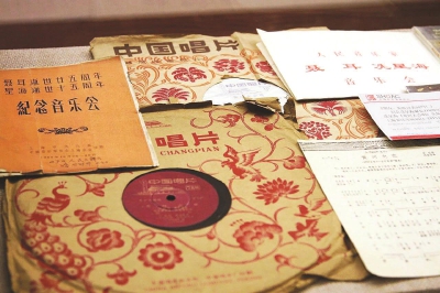 【来源：央广网】百张红色经典黑胶唱片在上海展览 诉说往日壮阔历史