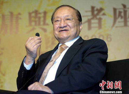 资料图:香港著名作家查良镛(金庸)。中新社记者 王丽南 摄