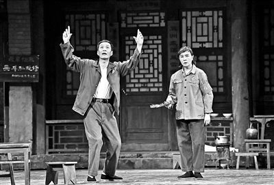 【来源：人民网】人艺贺岁大戏拉开帷幕 冯远征、梁丹妮携手出演《全家福》