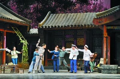 【来源：央广网】人艺《全家福》持续热演 冯远征梁丹妮夫妻联袂主演