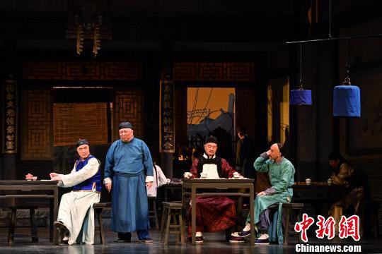 老舍诞辰120周年 北京人艺《茶馆》再开张 李春光 摄