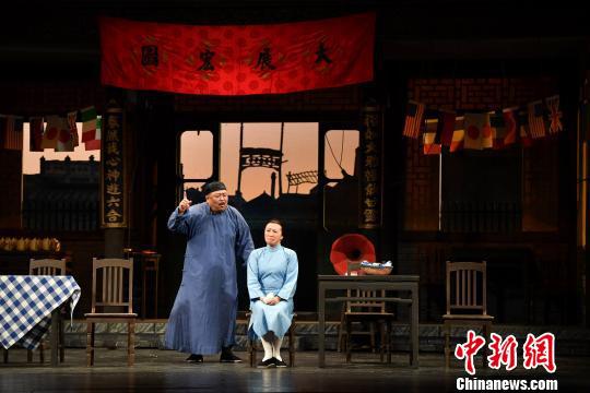 老舍诞辰120周年 北京人艺《茶馆》再开张 李春光 摄