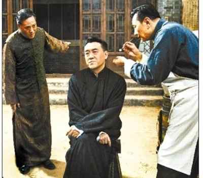 【来源：央广网】双面何冰：既能扬着脖 也能低下头