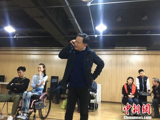 梁天加盟话剧《除夕》一架航班徐展人生百态