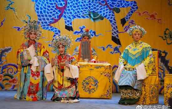 【来源：新浪文化】郭德纲成立太平剧社首演《乾坤带》 收徒沈金伟传承评剧艺术
