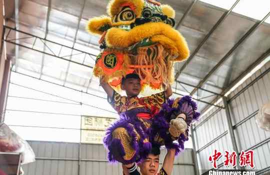 【来源：人民网】探秘广西藤县千年狮舞绝技：舞狮人高桩“飞檐走壁”