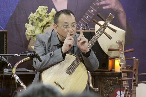 【来源：央广网】从演奏家到“阮痴” 57岁的冯满天经历了啥？
