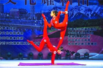 【来源：央广网】津门艺术走进和田 台上台下浓情一片
