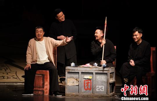 【来源：人民网】京味儿话剧《连环计》一展小人物笑泪人生